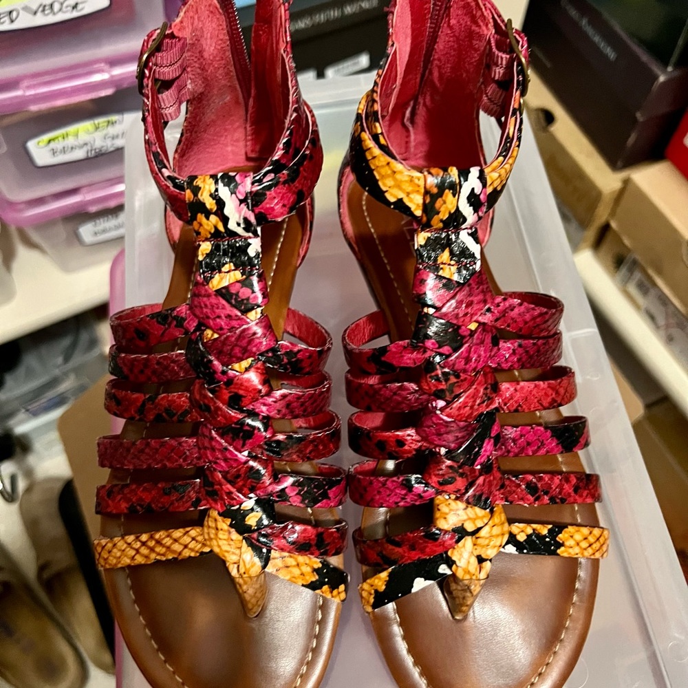 Fun and flirty sandals.